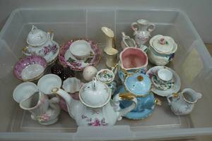 Assorted Tea Set Pieces