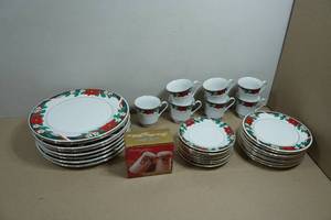 32-Piece Vintage Tienshan Deck the Halls Dinnerware Set