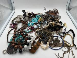 Large Lot of  Beautiful Costume Jewelry Necklaces , Bracelets, Earrings More - Womans Necklace