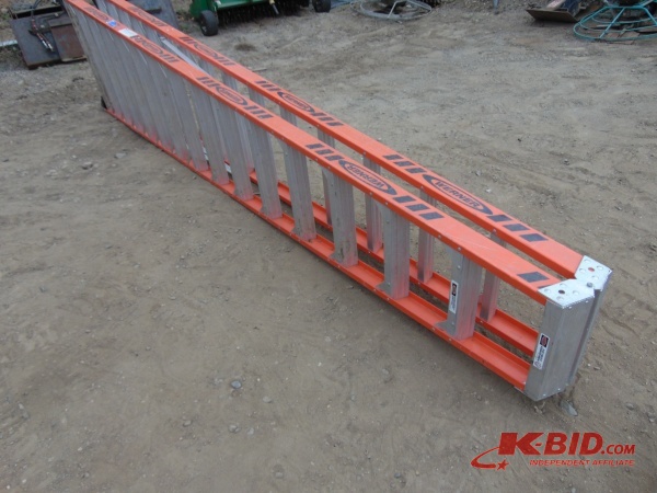 lot 53 image: 16 Werner Fiberglass Step Ladder