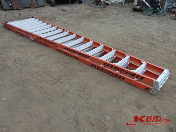 lot 54 image: Werner 16 Fiberglass Step Ladder
