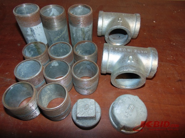 lot 103 image: Various Pieces Of Thread Pipe
