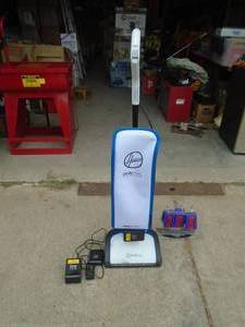 Hoover cordless vacuum with 2 batteries & charger. New condition. But will not power up. As shown.