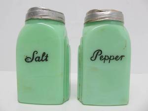 Vintage Green Glass JADEITE Larger Size Salt &amp Pepper Shakers
