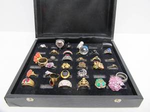 Group of Vintage etc Costume &amp other Rings wCase