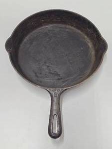 GRISWOLD Cast Iron No. 8 Skillet