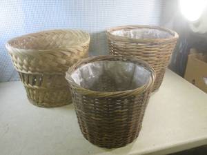(EC1) 3 Wicker Planter Baskets  - 2...