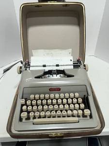Vintage Royal Futura Typewriter Great Condition w Case