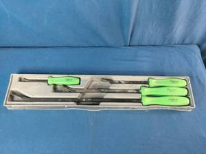 4-piece Snap-on striking prybar set with iconic green handles.