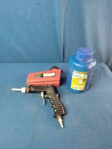Central Pneumatic 21 oz. Gravity Feed Spot Blaster and  fine abrasive grit