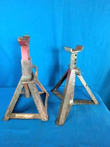 Adjustable jack stands. One says 5.5 Ton
