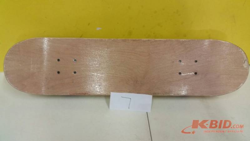 lot 7 image: Skateboard