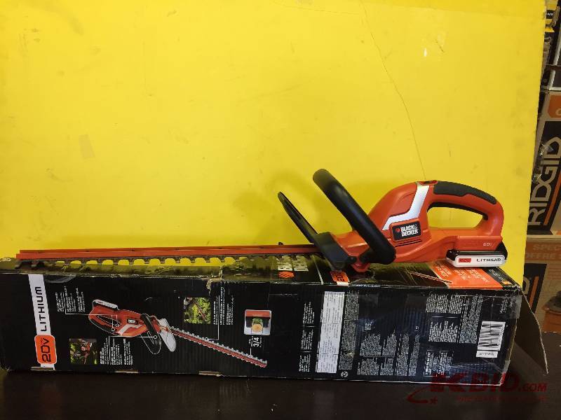 lot 61 image: Black and Decker 22 in Dual Action Hedge Trimmer