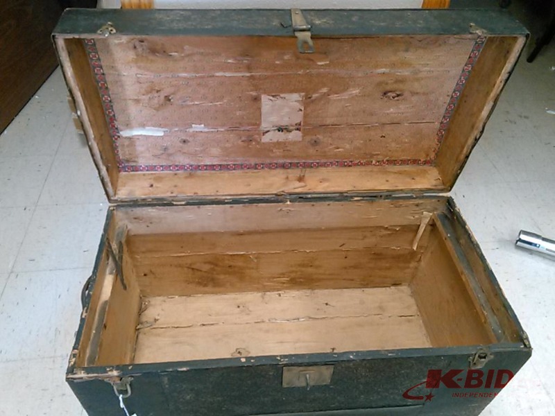 ANTIQUE STEAMER TRUNK-VERY ORNATE