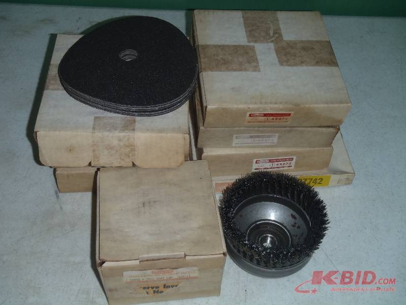 lot 119 image: Dayton Fibre Sanding Discs and 6 Knot Cup