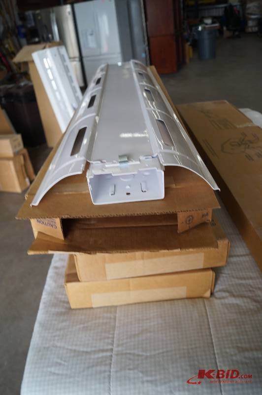 lot 2 image: Light Fixtures