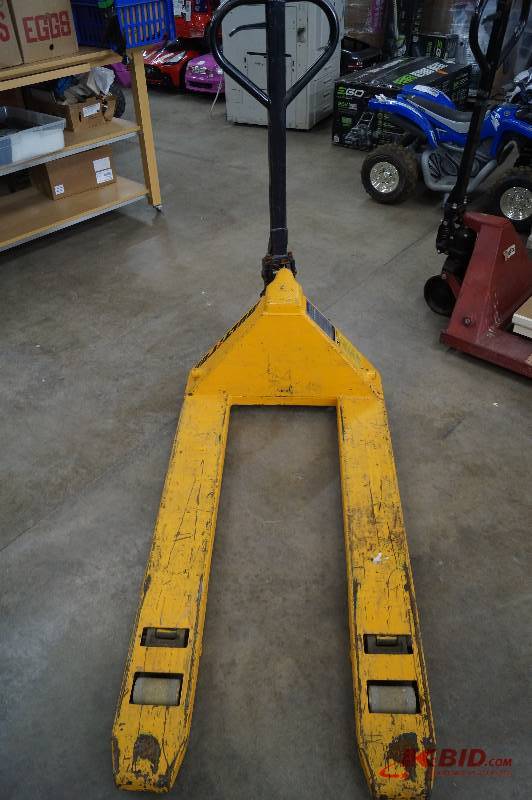lot 15 image: Pallet Jack