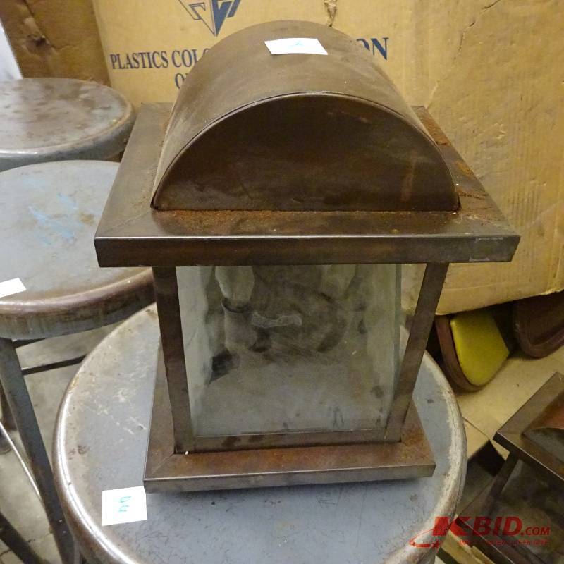 lot 35 image: Wall Mount Light