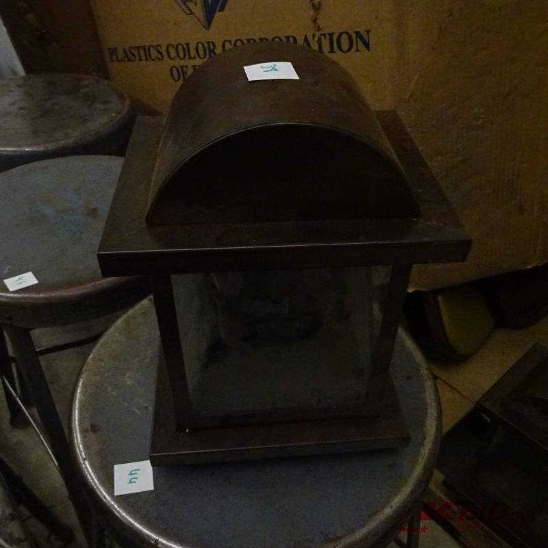 lot 37 image: Wall Mount Light