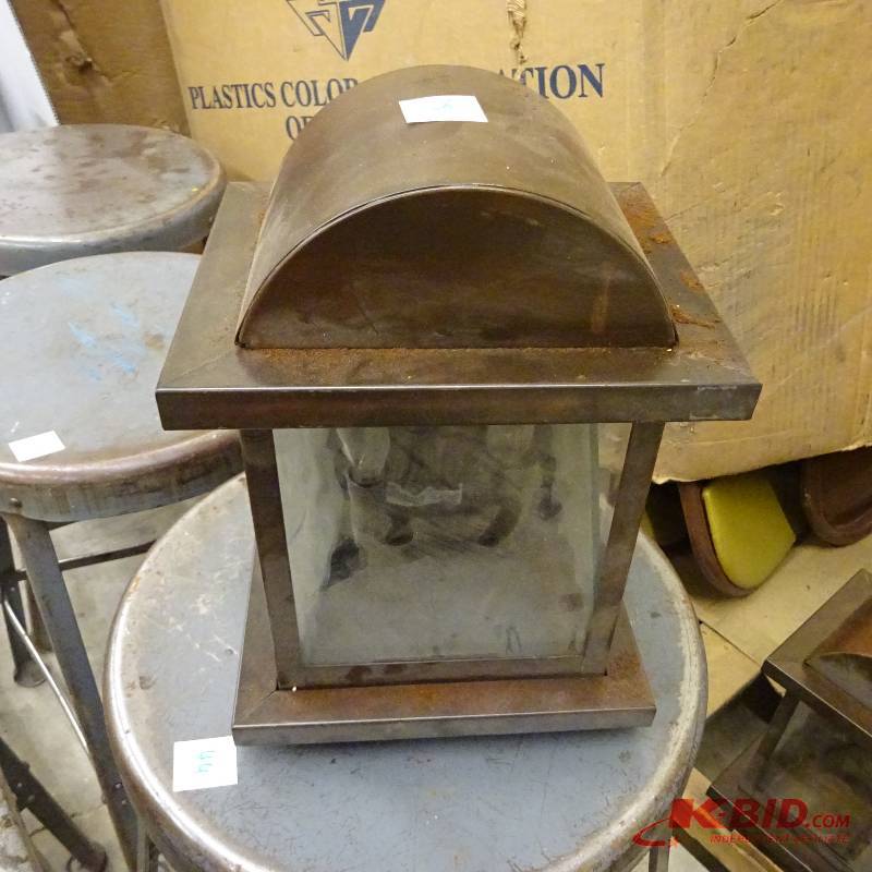 lot 38 image: Wall Mount Light