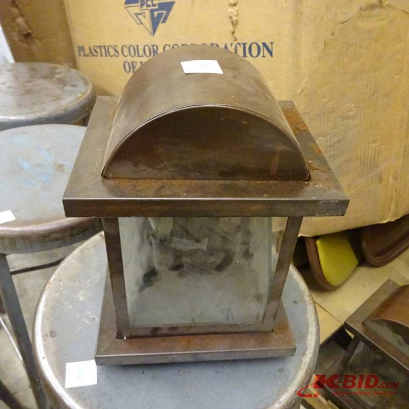 lot 39 image: Wall Mount Light