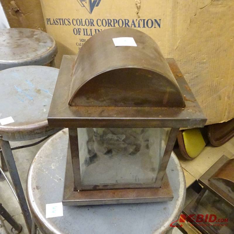 lot 40 image: Wall Mount Light