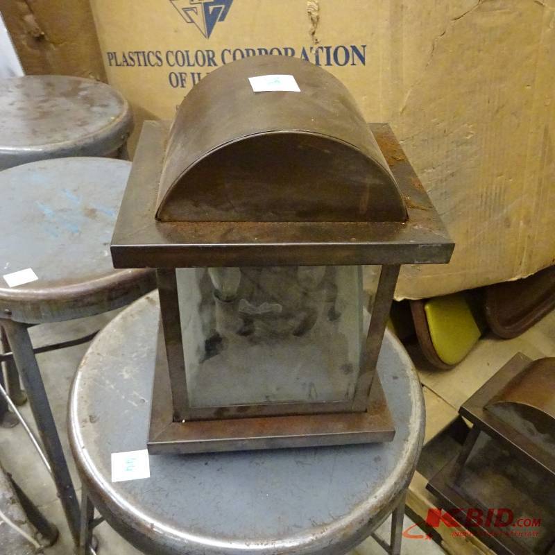 lot 41 image: Wall Mount Light