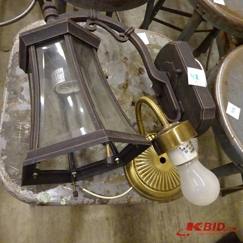 lot 42 image: Wall Mount Light