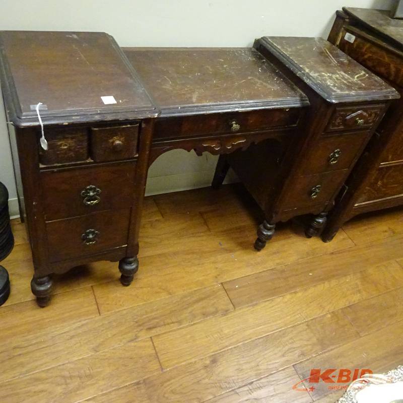 lot 92 image: Vanity Dresser