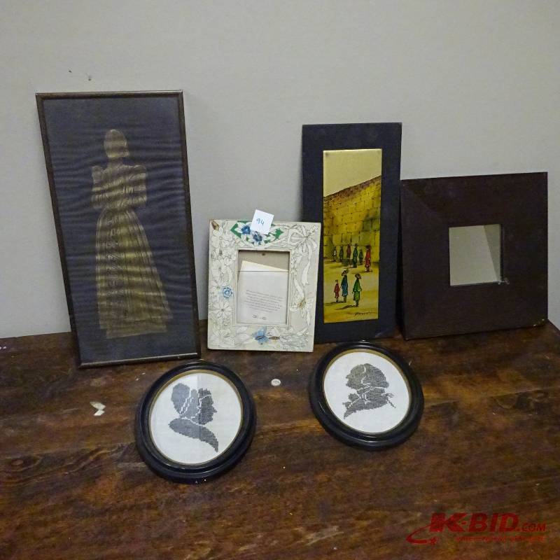 lot 94 image: Wall Hanging Decor