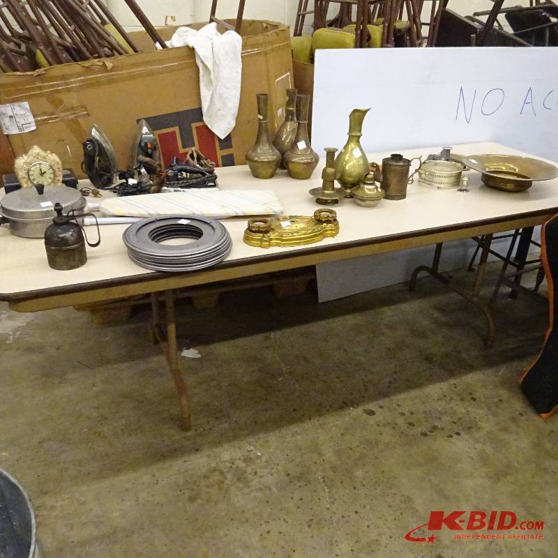 lot 206 image: Folding Table