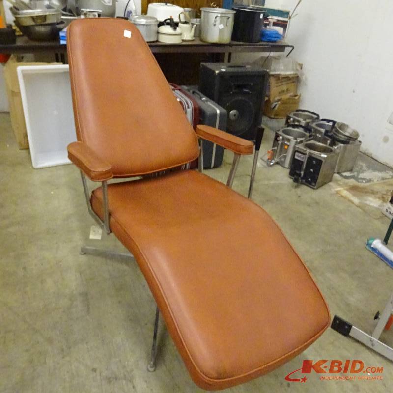 lot 211 image: Tattoo Chair