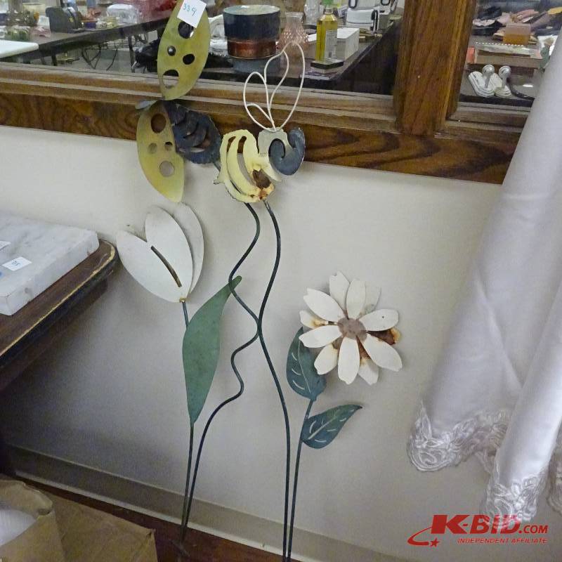 lot 339 image: Garden Decor