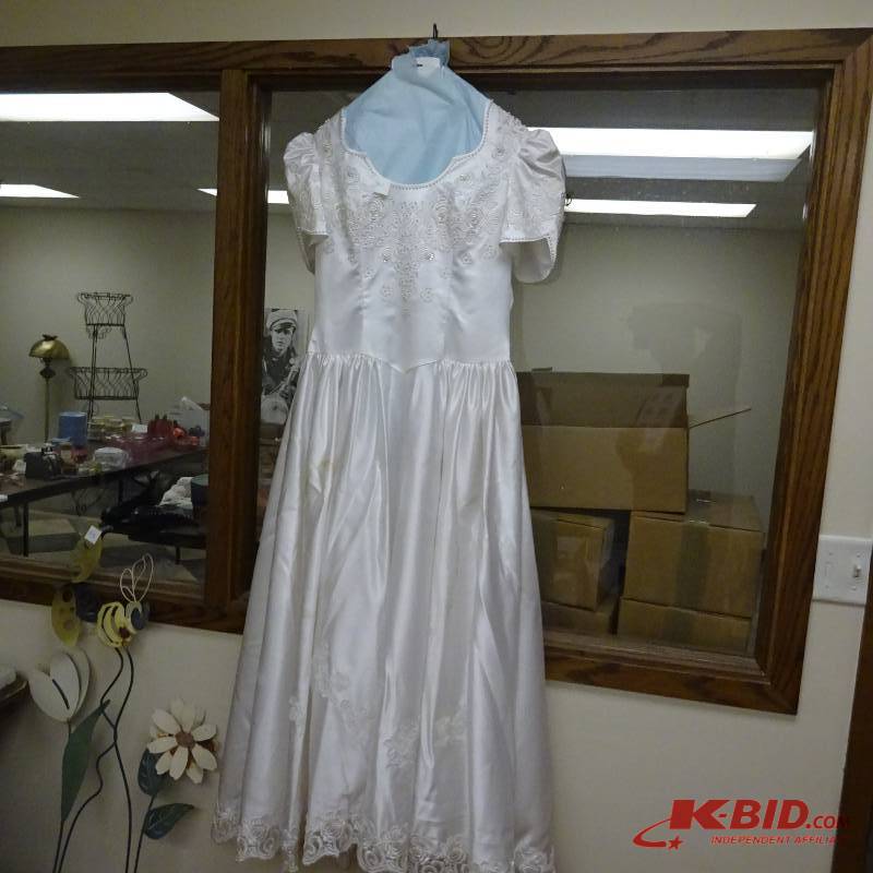 lot 341 image: Vintage Wedding Dress