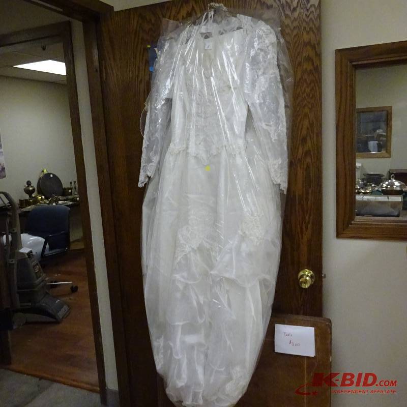 lot 342 image: Vintage Wedding Dress