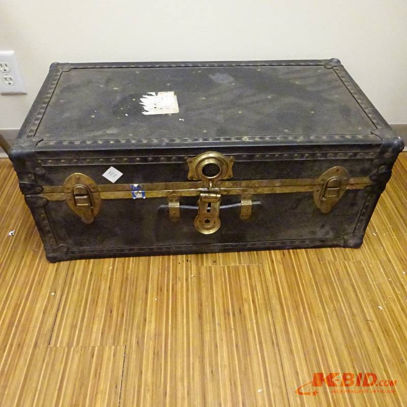 lot 355 image: Vintage Trunk
