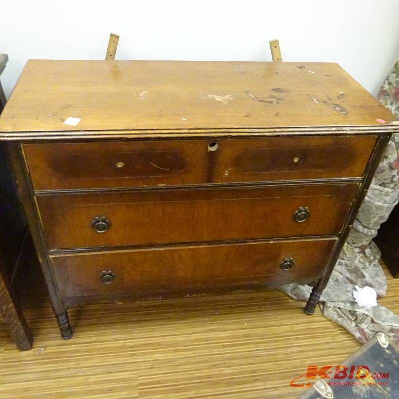lot 362 image: Dresser