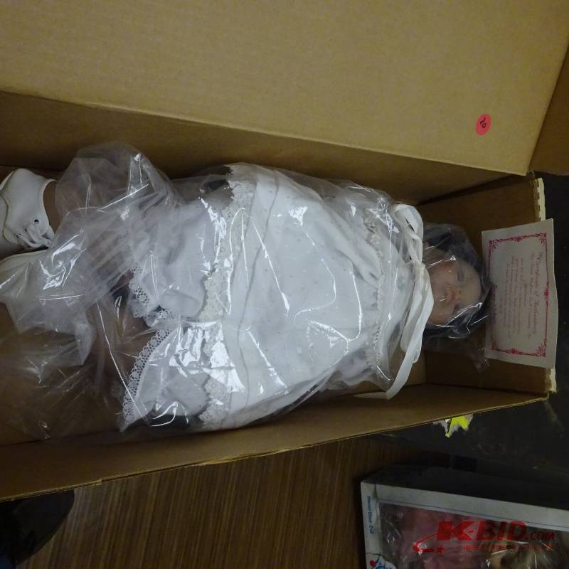 lot 367 image: Collectors Doll