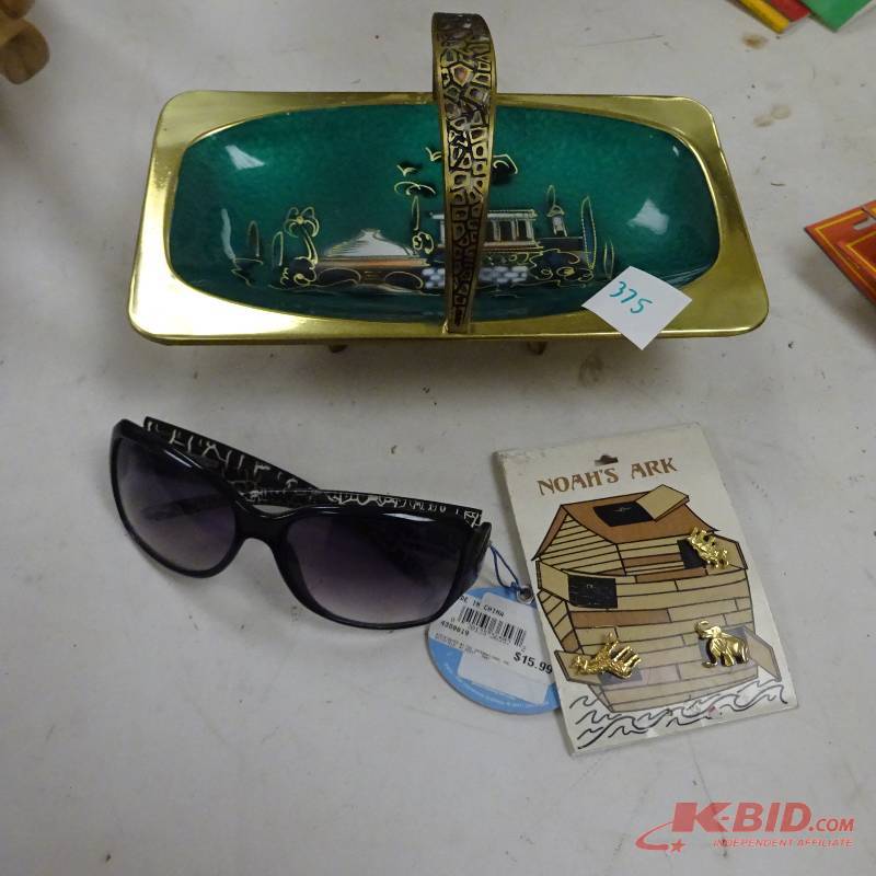 lot 375 image: Brass Tray