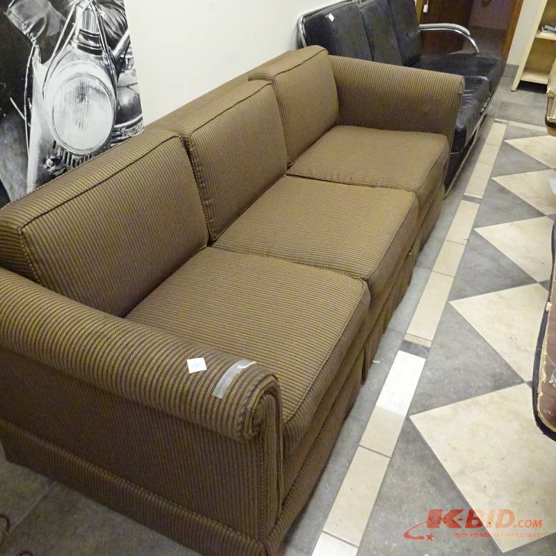 lot 384 image: Sofa Couch