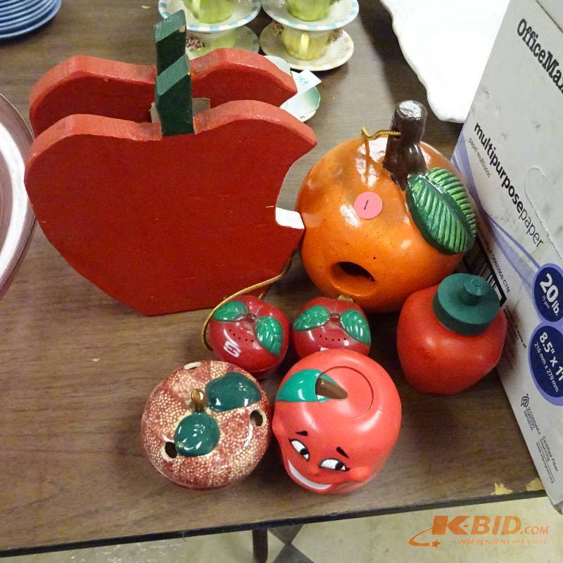 lot 388 image: Apple Decor