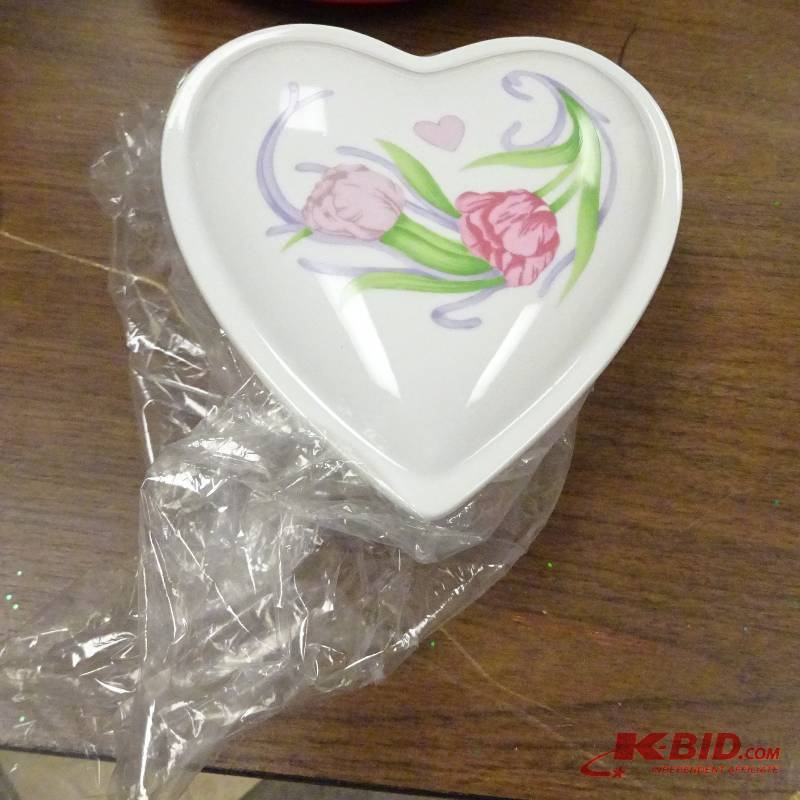 lot 392 image: Keepsake Box