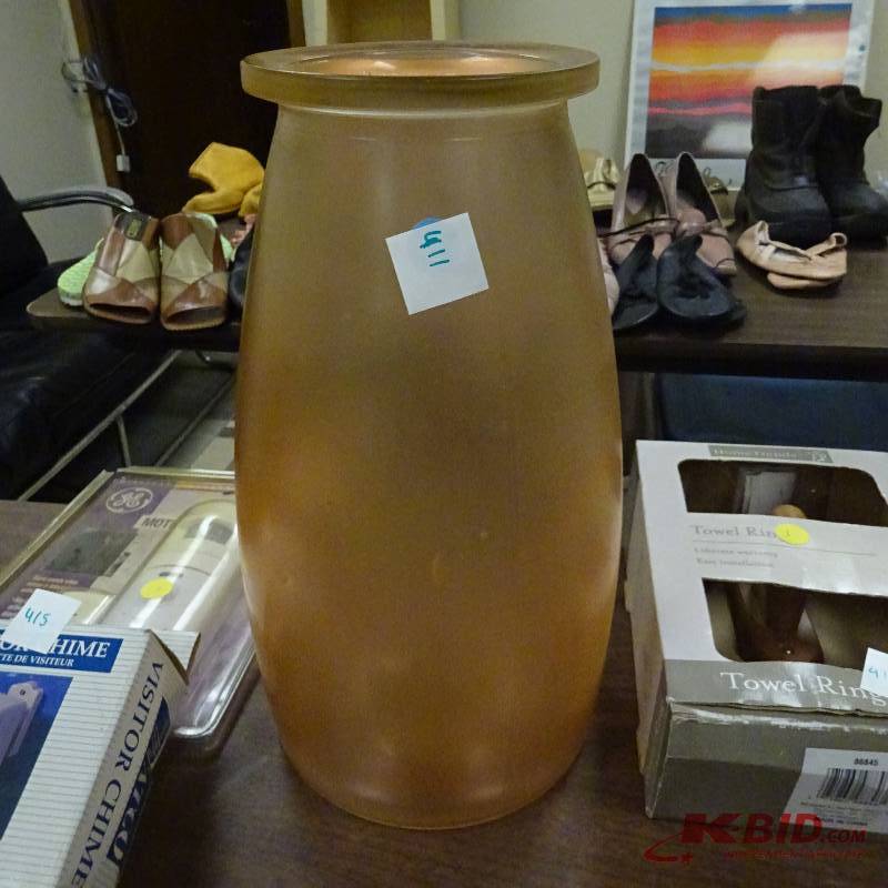 lot 411 image: Vase