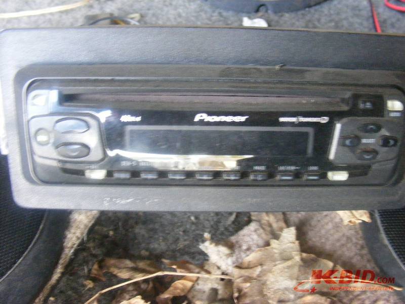 lot 1 image: Pioneer CD Player z speakers