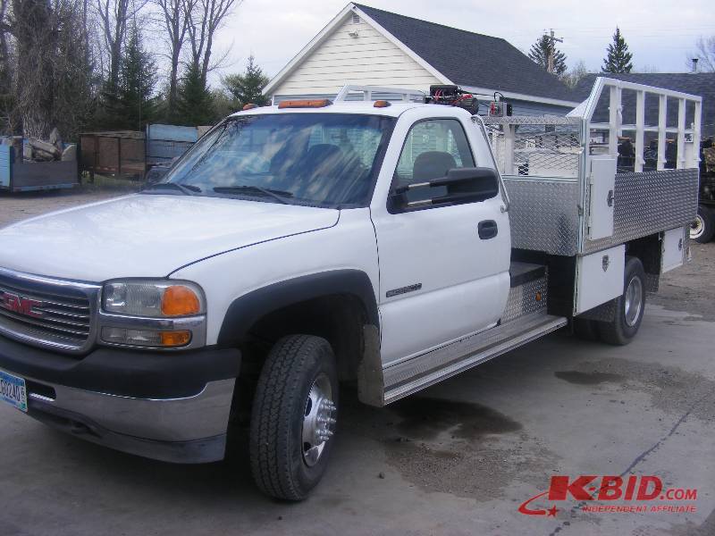lot 3 image: 2002 GMC 3500 Service Truck (Nice)