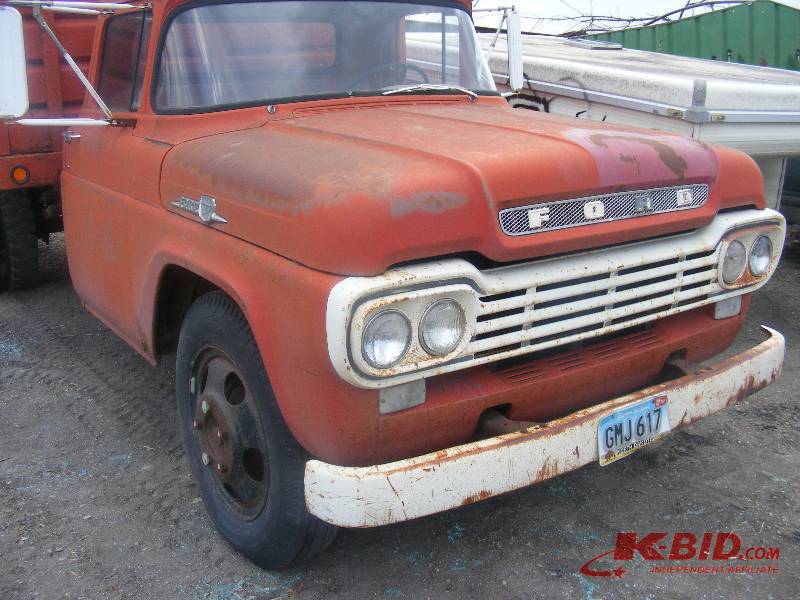 lot 7 image: 1958 Ford F500