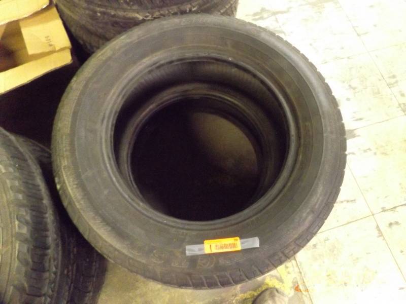 lot 39 image: 2 Sumic GT 60 Tires