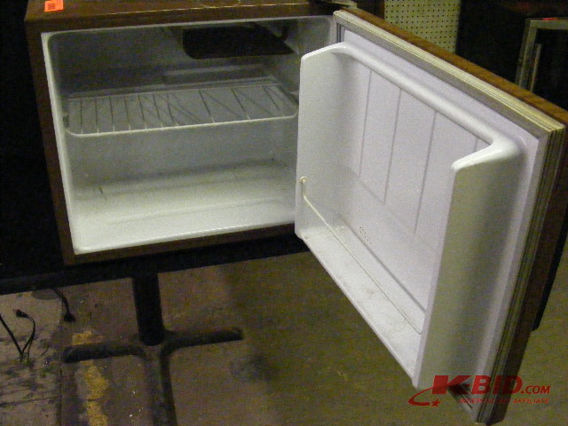lot 71 image: Sanyo Mini Fridge