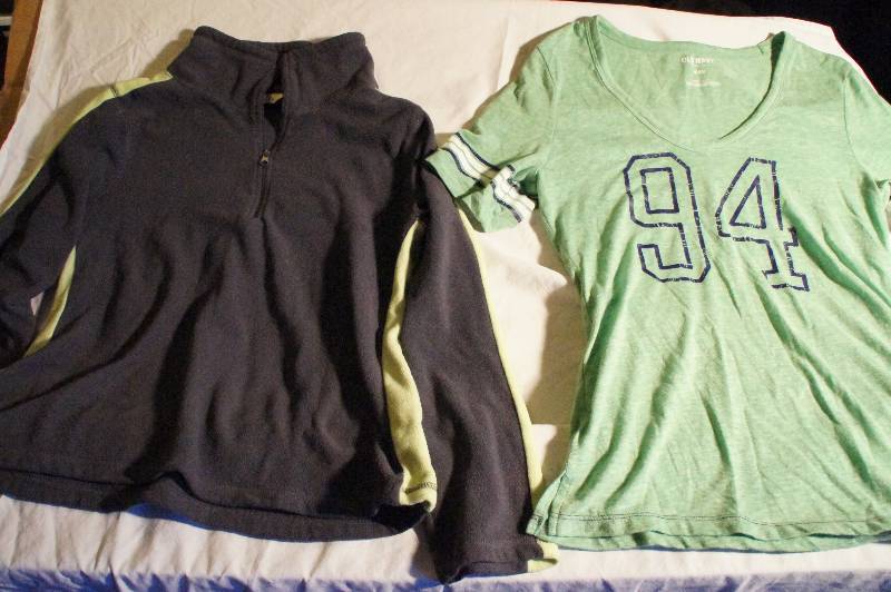 Teen - Old Navy GreyGreen Sweatshirt S & Old Navy Green T-Shirt - Med
