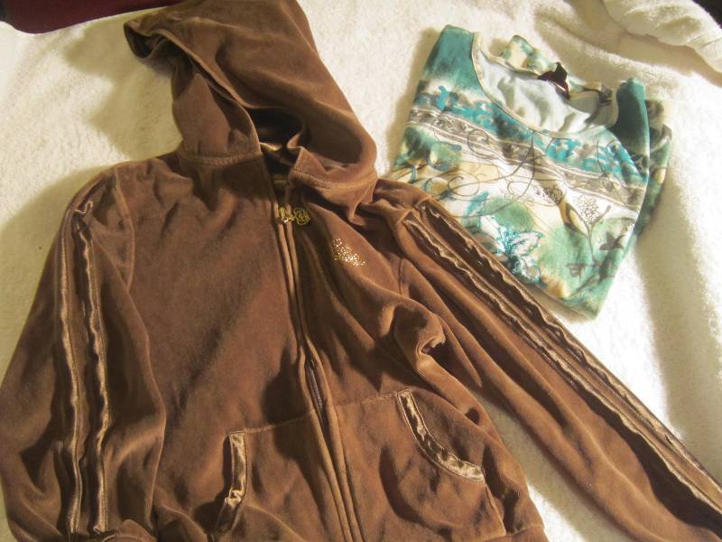 Arizona Brown Sweat Shirt and Green and White Shirt Size M